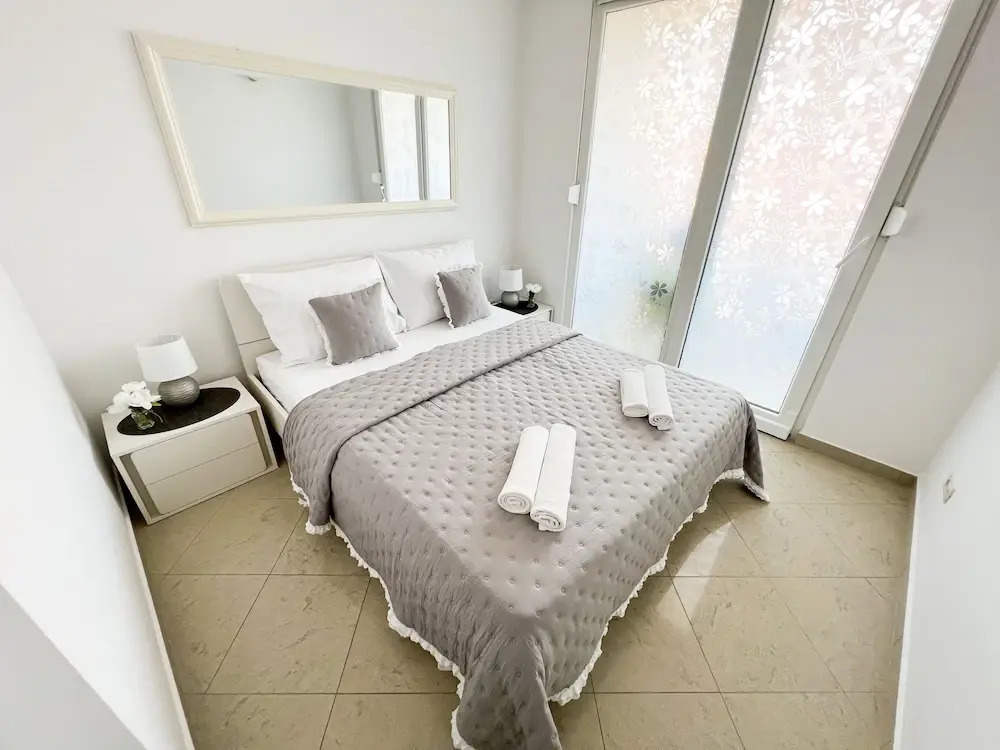 MIRROR apartment
