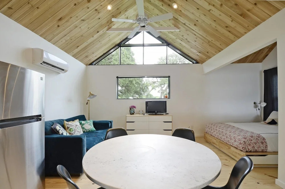 1BR SoCo Treehouse Studio by RedAwning
