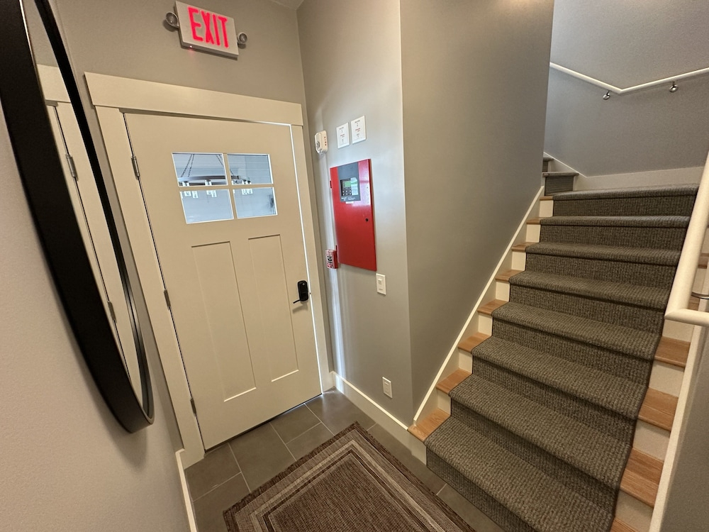 Brand New! 2 Bed W/ Private Deck 2 Bedroom Apts