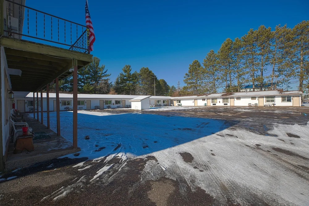 Love Hotels Tomahawk by OYO at Lake Mohawksin WI