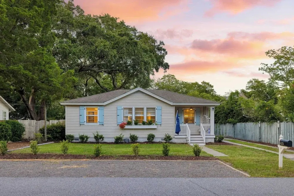 The Powder Cottage by Avantstay Heart of Old Mt. Pleasant Near Sullivans