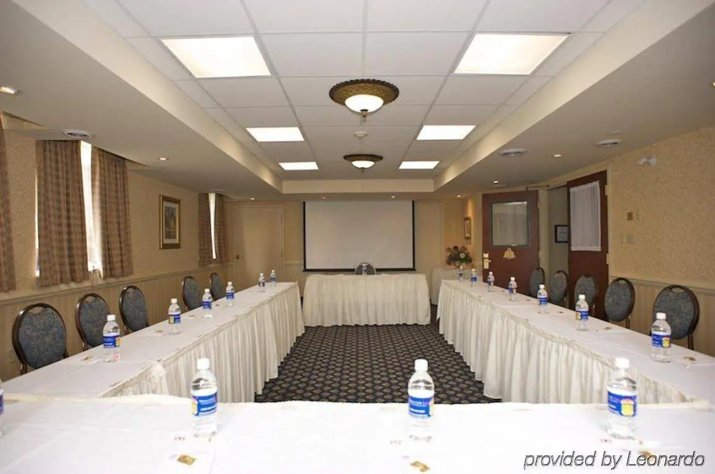 Monte Carlo Inn Airport Suites