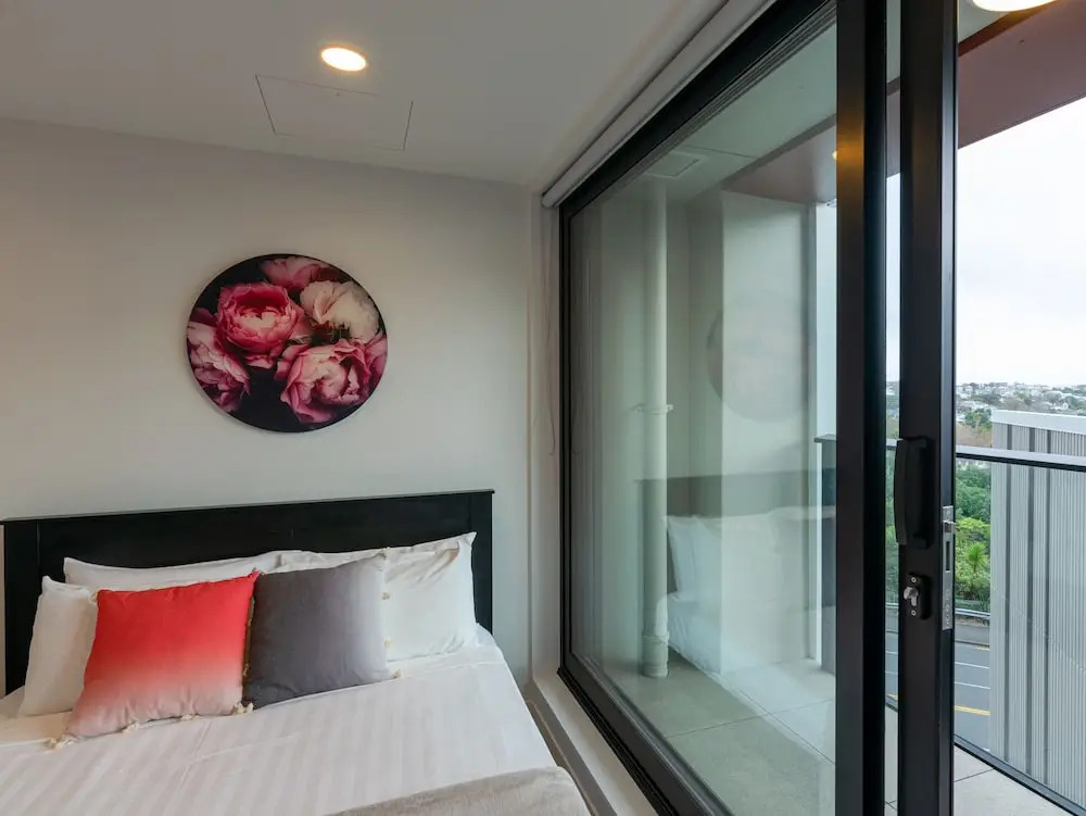 Brand New Spacious Studio Apt, Pool, Gym & Sauna
