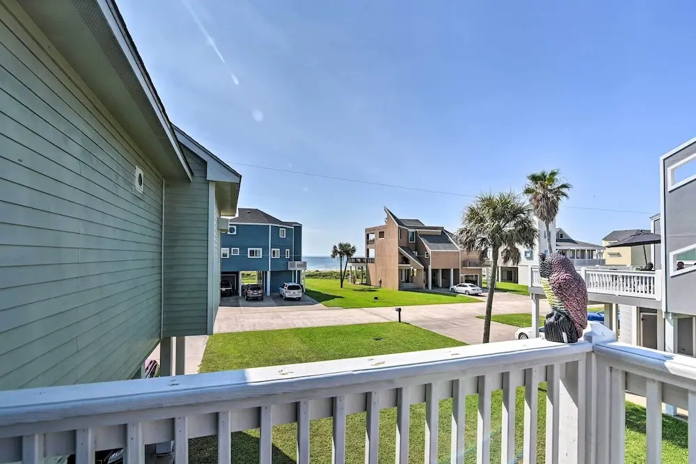 Ocean-View Kahala Beach Bliss Home in Galveston