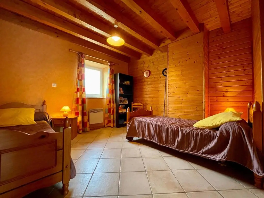 Gîte familial avec terrasse proche châteaux, lac, et parcours aventure - FR-1-582-174