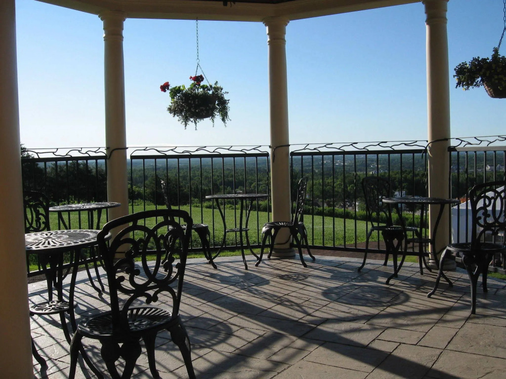 Magnetic Hill Winery