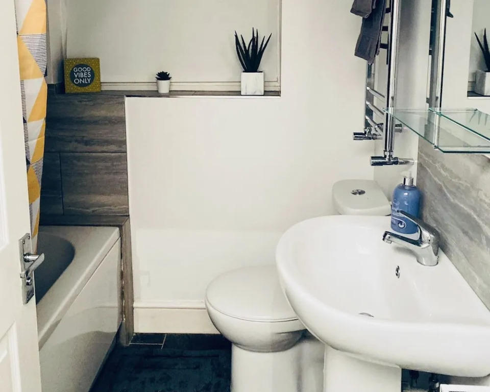 Spacious Four Bedroom Home, 3 Bathrooms - Coventry