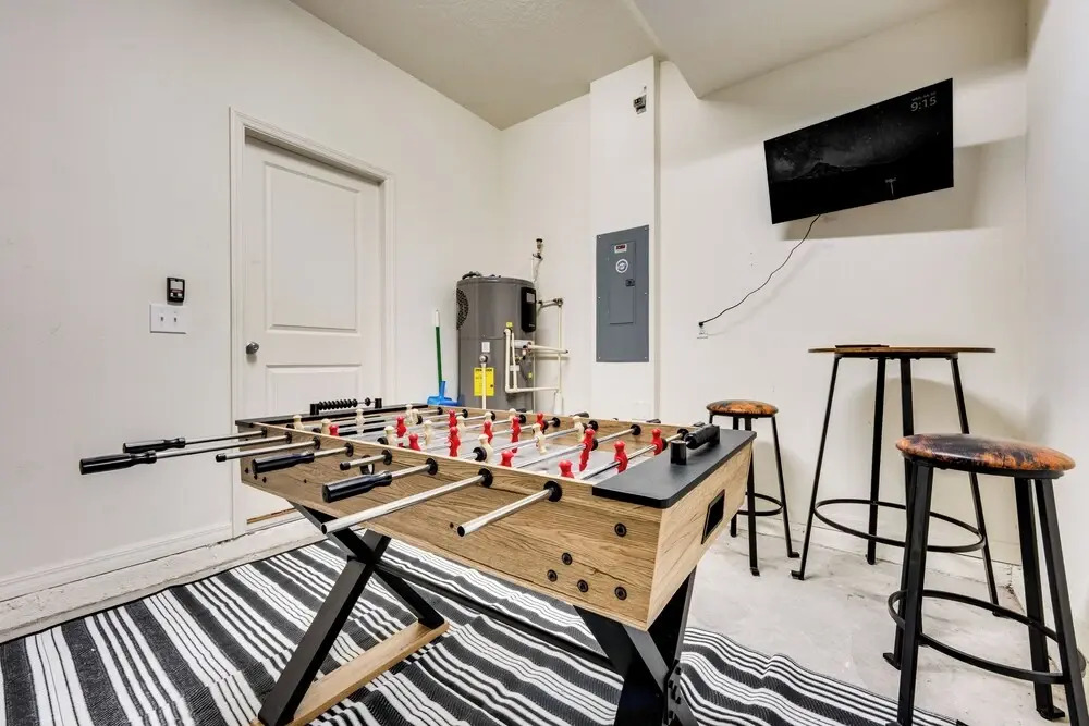 4 Mi to Wdw: Sleek Townhome w/ Community Pool!