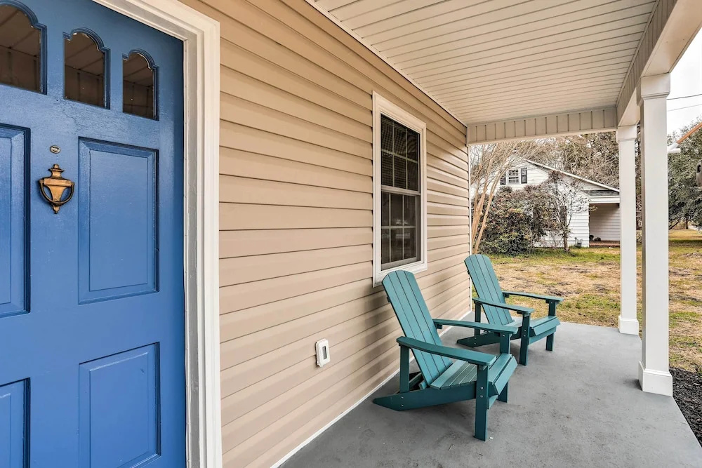 New Bern Retreat w/ Fire Pit ~ 1 Mi to Dtwn!