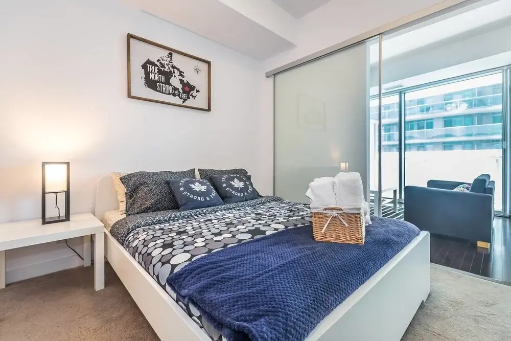 CN Tower & Lake View, Luxury Condo in Downtown