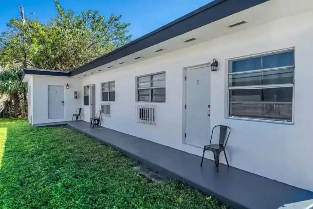 Beachside 1BR Nook Near Airport Free Parking