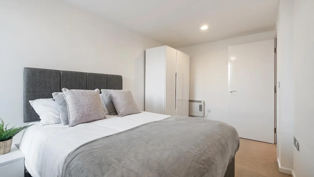 Spacious 2BR Apartment in Prime Central Location