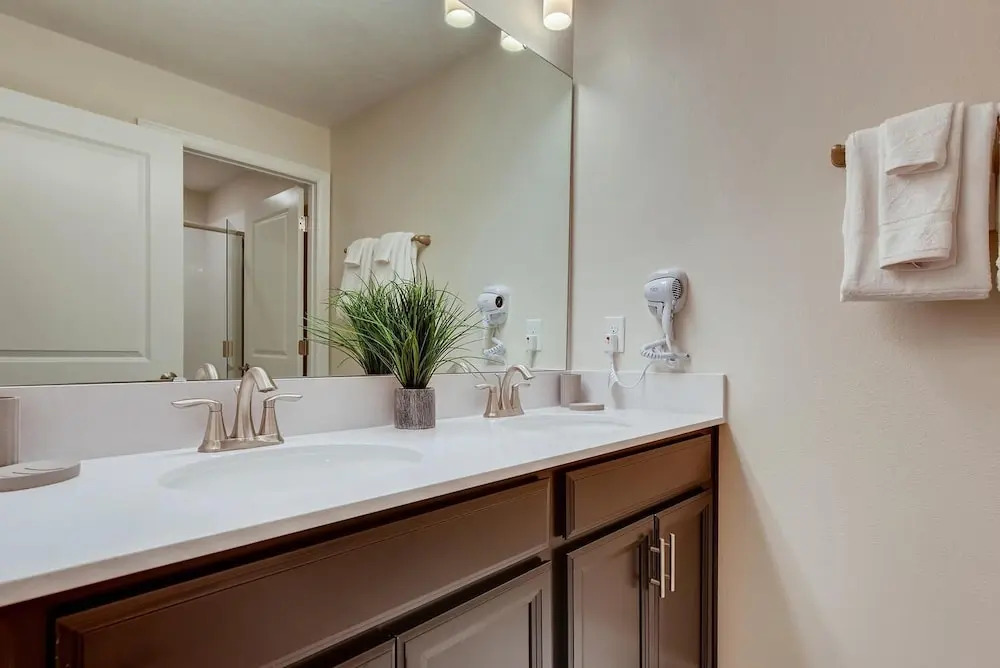 8953 CC - 4BR Townhome With Sparkling Pool