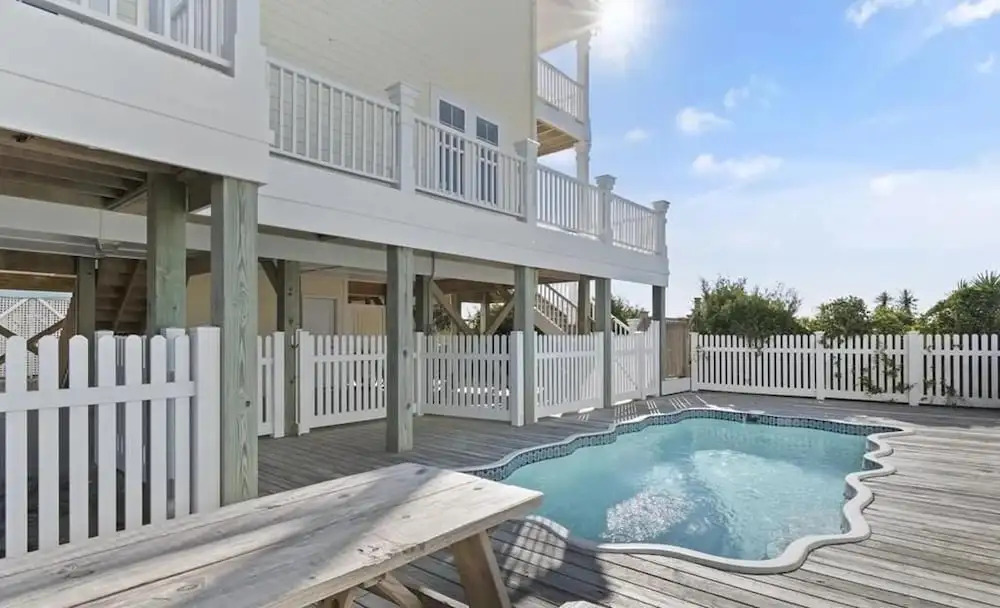 1 Ez Access 4 Bedroom Home by RedAwning