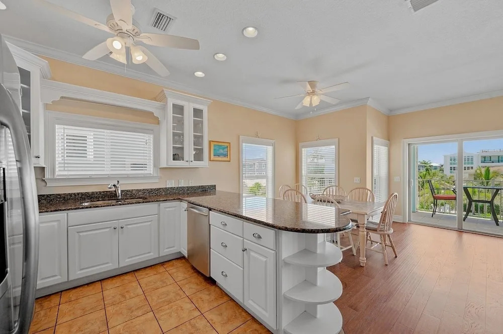 102 6Th St S- Upstairs Home