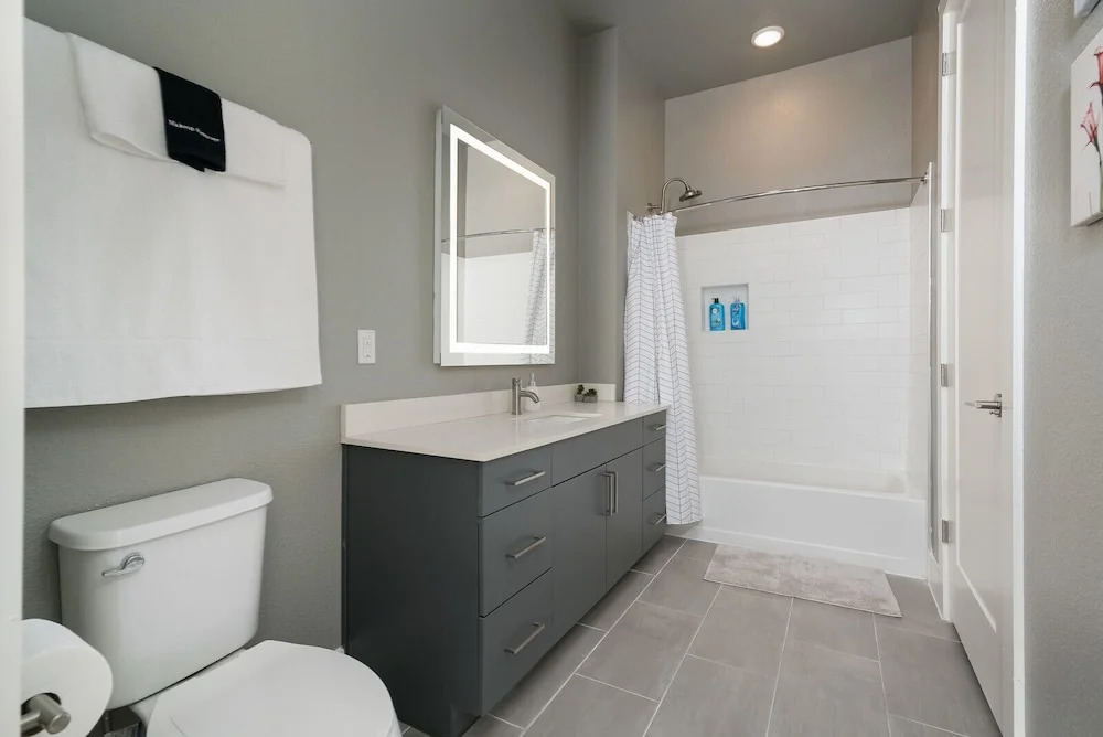 1 BR and 2 BR near Downtown by Frontdesk