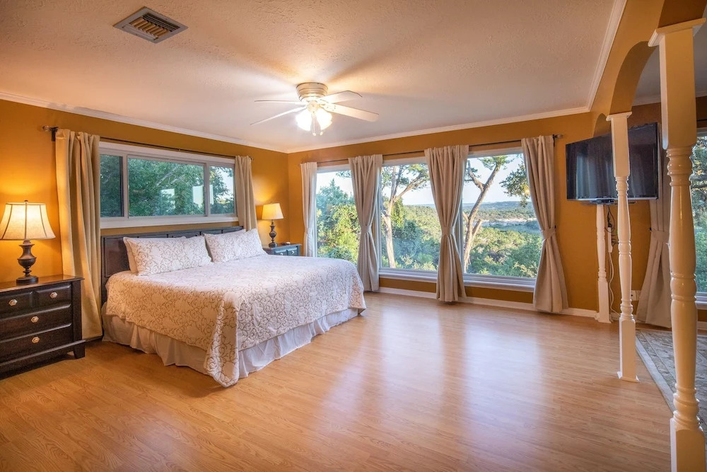 111 Wimberley - 6 Bedroom Home