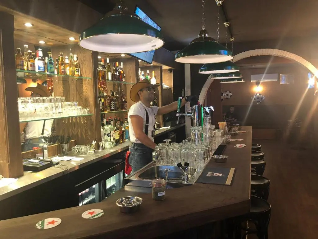 Hotel & Bar 55