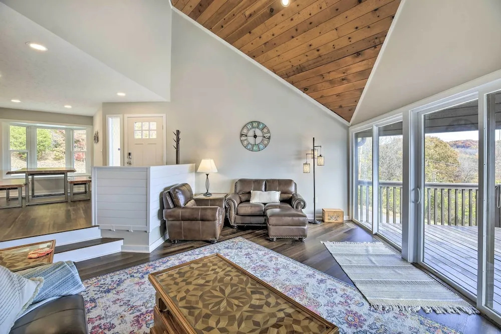 Deck & Mtn Views: 'fain Chalet' in Kingsport