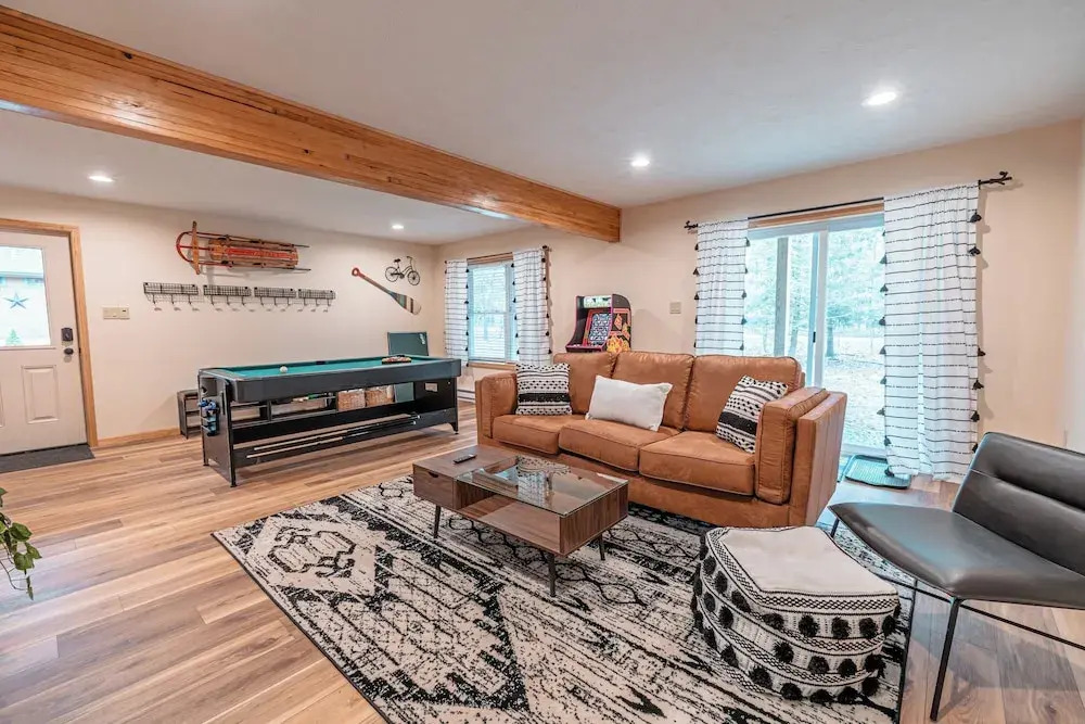 NEW Large Group Summer Getaway W/hot Tub + Game Room!