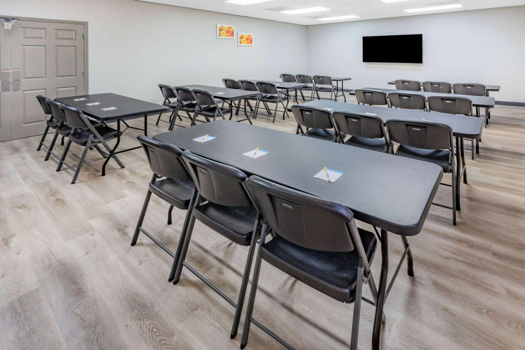 Days Inn & Suites by Wyndham Huntsville
