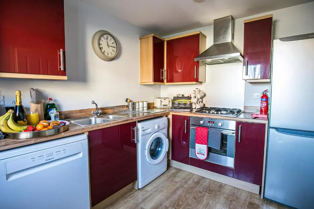 Broughton House • Close to Shops • Free Parking • Garden • Fast WIFi • Smart TV • Yoko Property