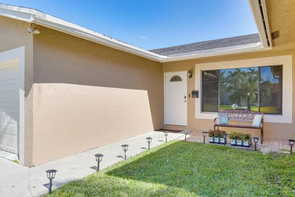 Near Beaches: Pet-friendly Sunrise Escape w/ Patio