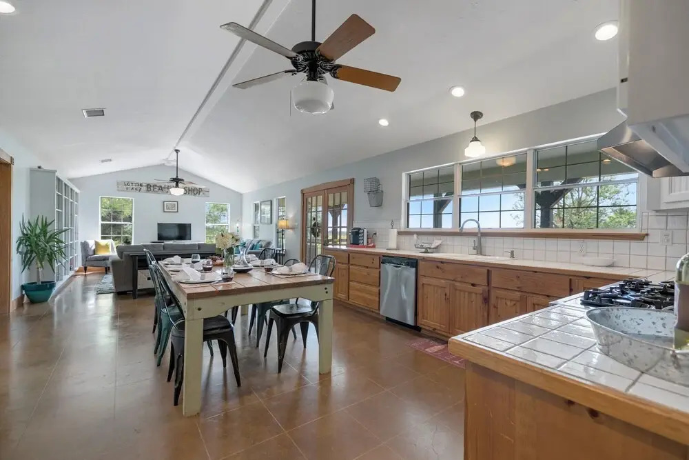 New! Gorgeous Home W/grill&views!