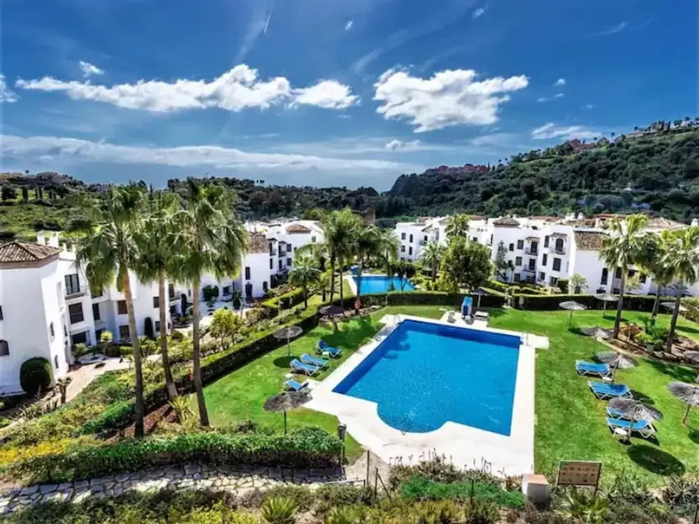 2 Bedrooms - Sleeps 4 - Garden and Pool With View