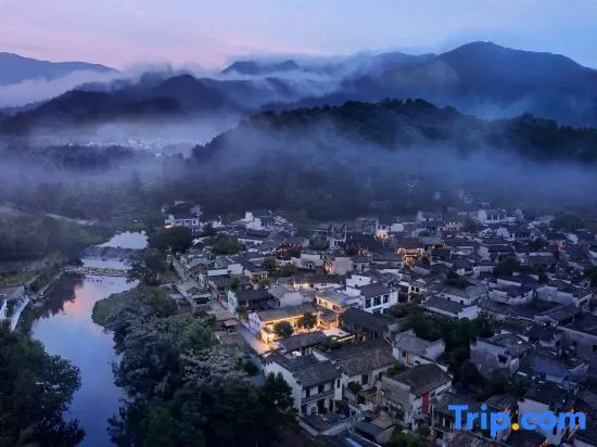 Half-Awake Huizhou-style Homestay in Hongcun Scenic Area