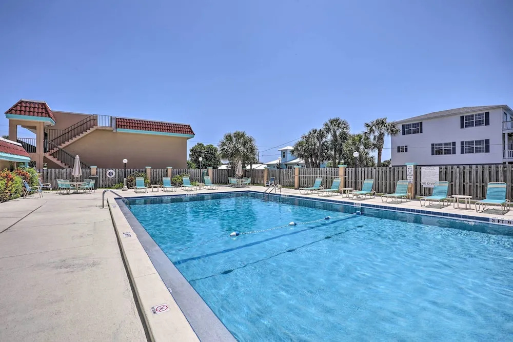 Walk to Crescent Beach: Condo w/ Pool Access