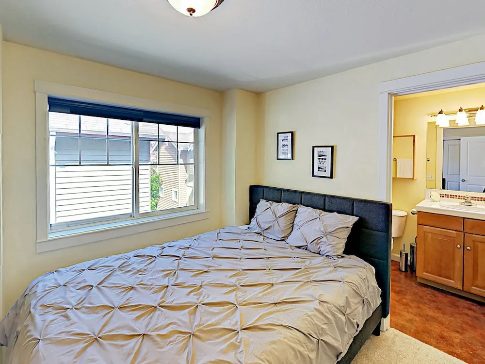 Latona Ave Townhouse Unit B - 3 Br townhouse by RedAwning