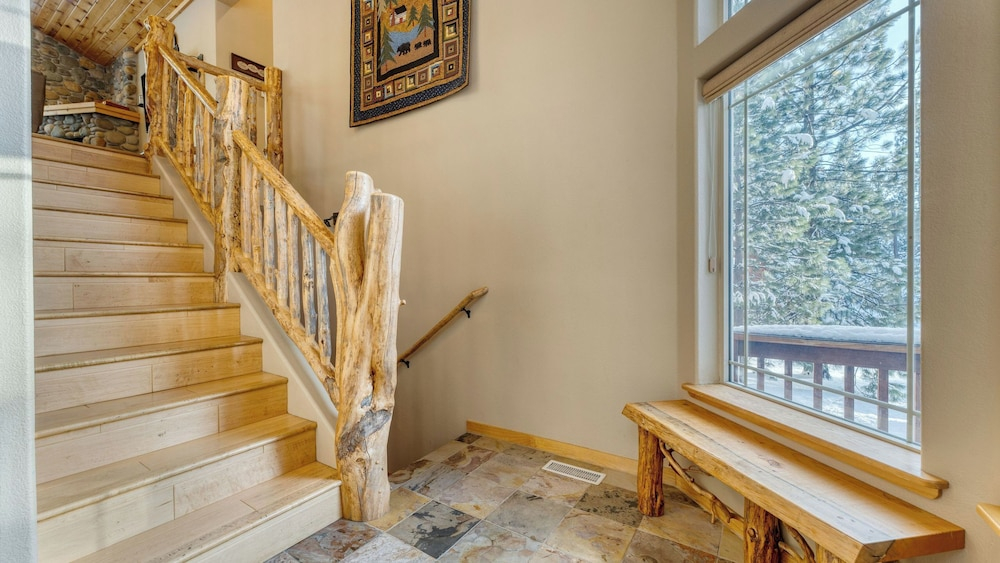 Cherry Hills Spacious Tahoe Cabin With Deck Fireplace Open Interiors