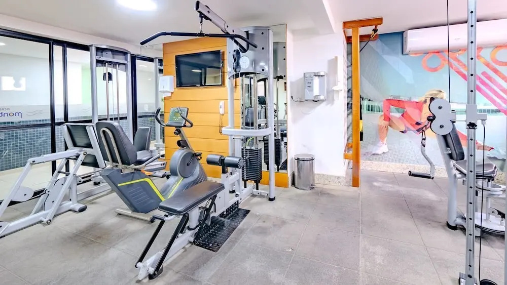 Apto com 3 su tes Piscina e Sauna a 450m da Praia