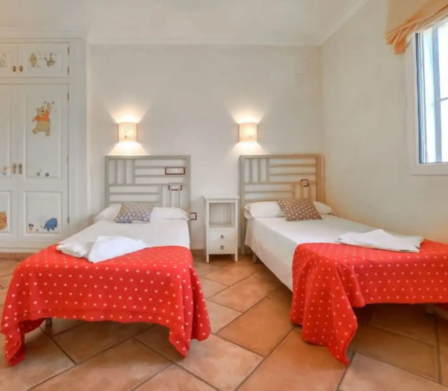 Villa - 5 Bedrooms with Pool - 106414