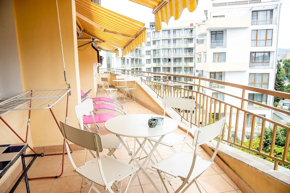 FM Premium 1-BDR Apartment with Parking - Azure Joy