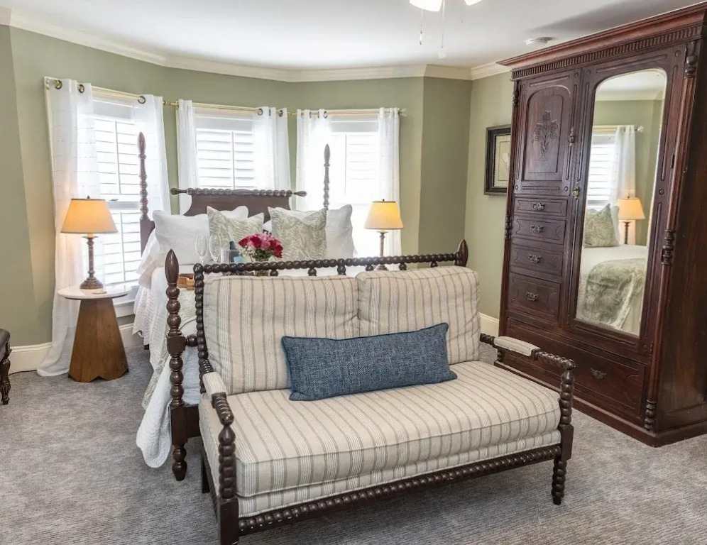 White Doe Inn Bed & Breakfast
