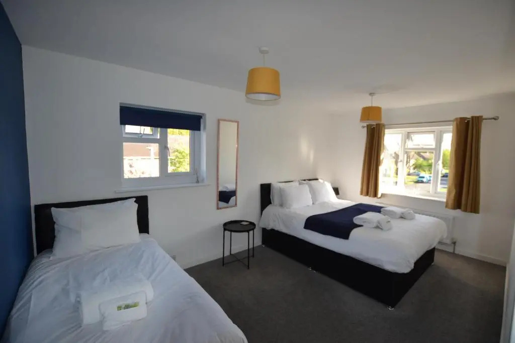 Wisteria Tree - 2 Bed House - Stayseekers