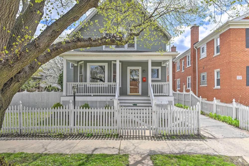 Spacious Oak Park Home, 11 Mi to Downtown Chicago!