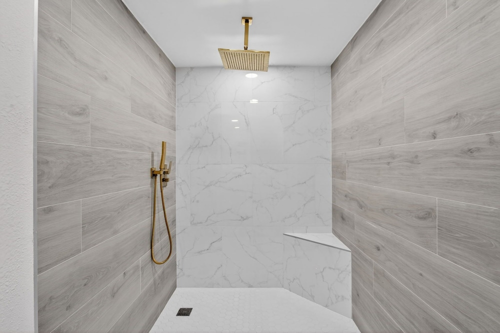 Bright & Cozy Townhome · Pool & Near Downtown
