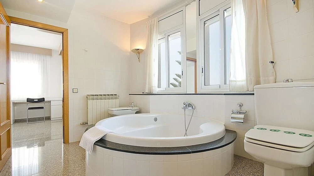 R11 Casa Blanca con gran jardin y piscina
