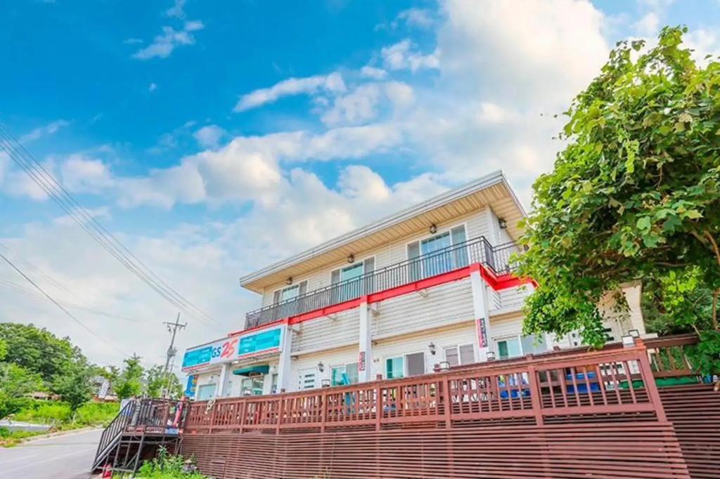 Seokmodo Beach White House Pension