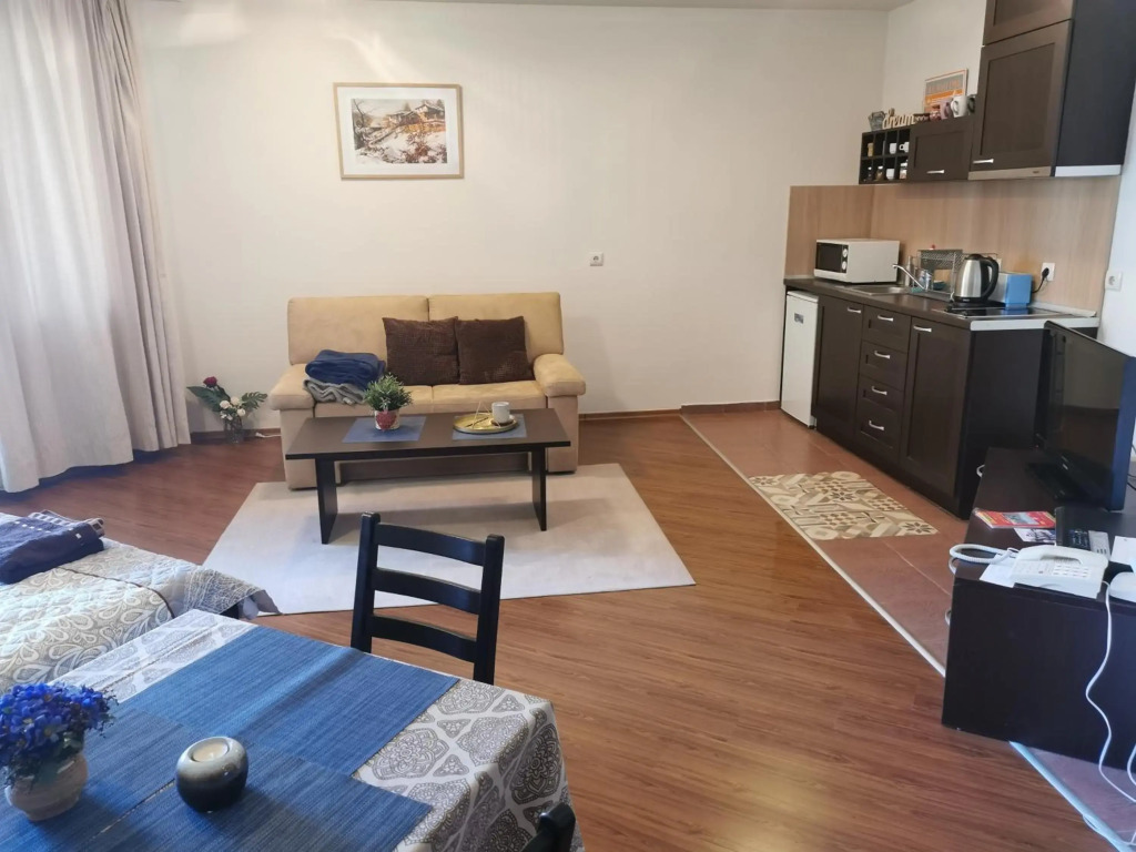 Sunny studio apartment - few steps from Gondola