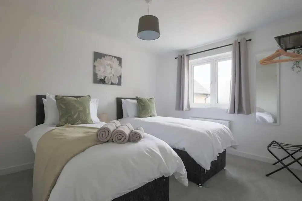 Beautiful 4-bed House 15 Mins to Cardiff & Newport