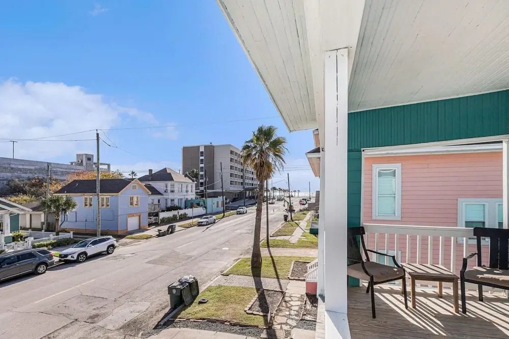 Large 4BR Home - Close to the Beach - Dog Friendly