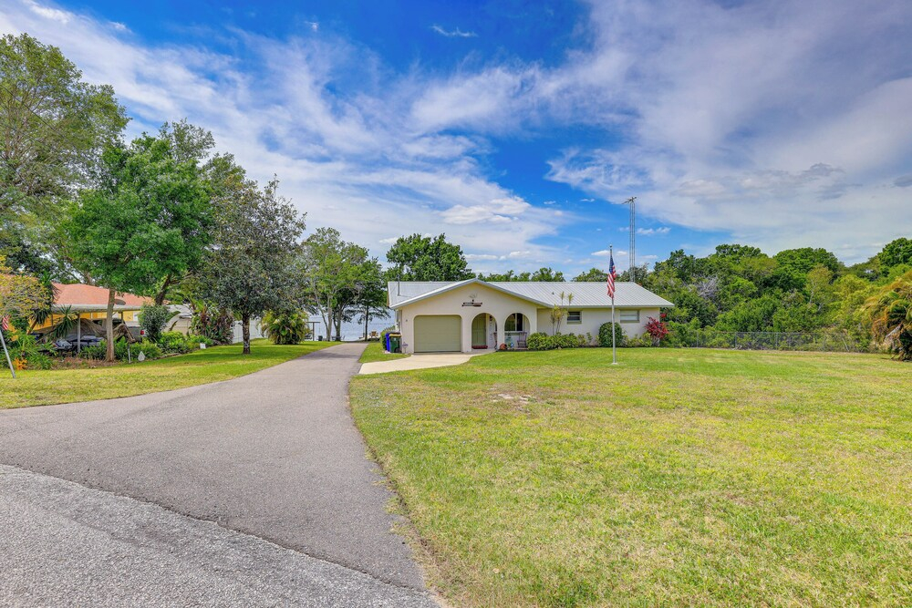 Private & Picturesque Escape on Lake Henry!