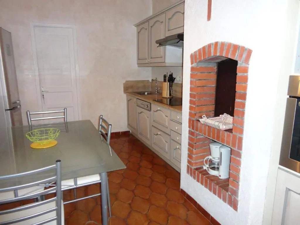 Les Bellevue Cité "4 Apartments, 1 with Garden & Private Parking, Aircon, WiFi, Free Public Car Park, 1 km from Cité"
