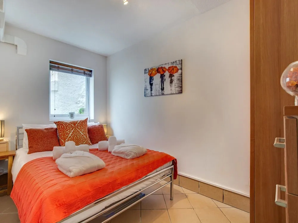 Spacious Apartment in Saint Ives near Beach