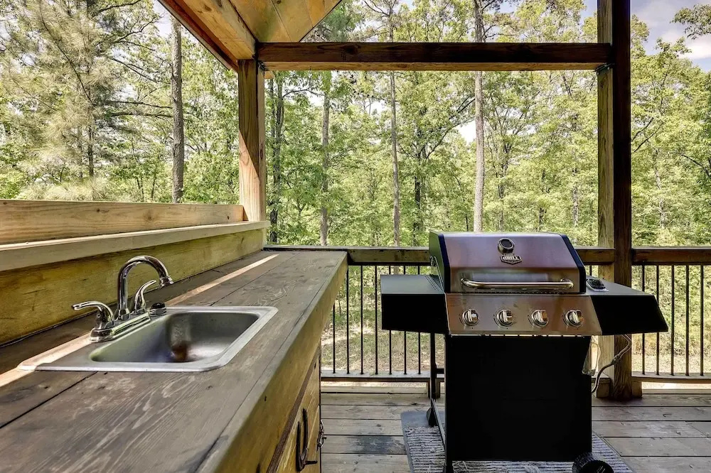 Pet-Friendly Broken Bow Cabin w/ Fire Pit