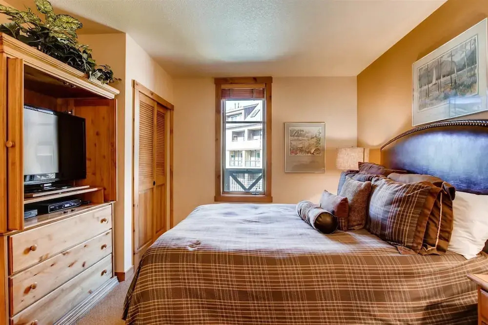 Premier 2 Bedroom Mountain View Condo Located in Historic Downtown Breckenridge Walking Distance to Peak 9